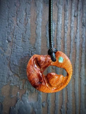 Collier pendentif bois cœur et perle bleue