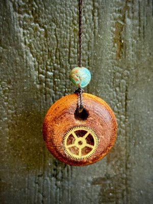 Collier pendentif bois et rouage