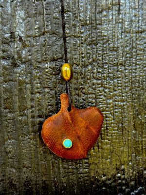 Collier pendentif bois et perle feuille