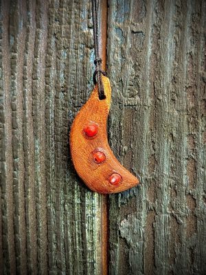 Collier pendentif bois lune et perles rouges