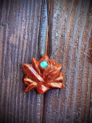 Collier pendentif bois nénuphar et perle bleue