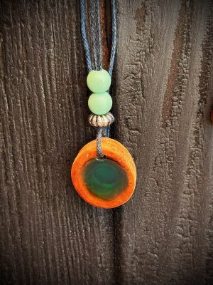 Collier pendentif bois et résine verte