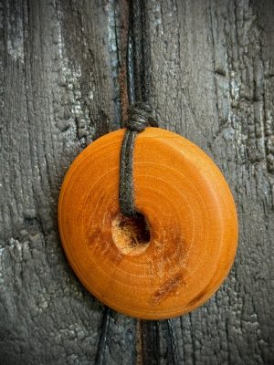 Collier pendentif bois roue
