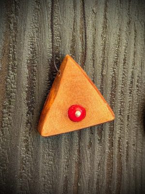 Collier pendentif bois triangle et perle rouge