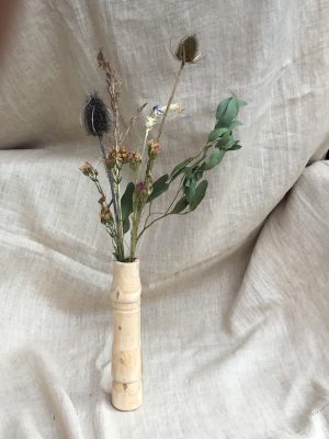 Grand vase fin en bois tourné en pin