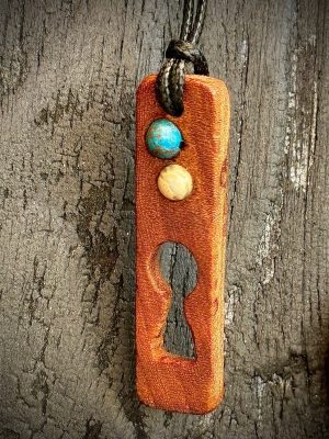 Collier pendentif bois et perle serrure