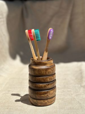 Petit pot en bois tourné teint