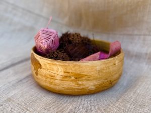 Pot bas en bois tourné teint