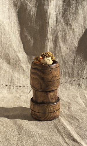 Petit pot en bois tourné teint et ses senteurs
