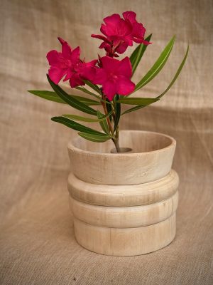 Vase bas en bois tourné et son système pour fleurs fraîches