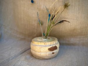 Vase bas en bois tourné