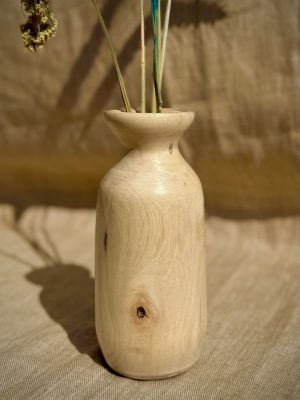 Vase en bois tourné et son bouquet de fleurs séchées