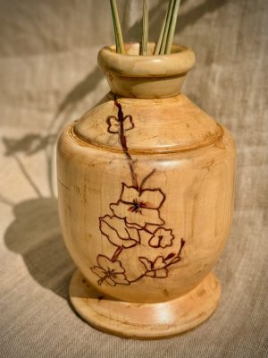 Vase en bois tourné motifs peints ligustrum