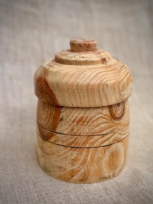 boite-en-bois-tourne-pin-cire
