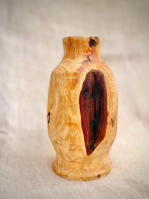 grand-vase-ecrase-en-bois-tourne-en-cypres-cire