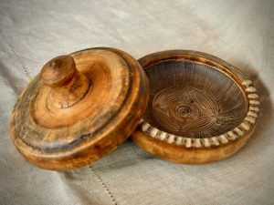 Boite à bijoux en bois tourné pin teint gravée