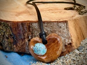 Collier pendentif bois et perle cœur