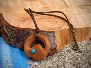 Collier pendentif bois et perle lune