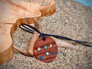 Collier pendentif bois et perles palette