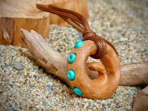 Collier pendentif bois et perles pieuvre