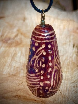 Collier pendentif bois goutte tribal