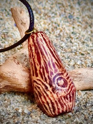 Collier pendentif bois goutte tribal