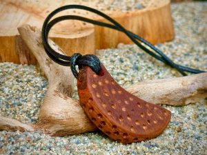 Collier pendentif bois lune tribal