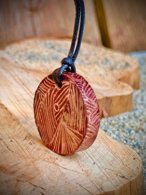 Collier pendentif bois rond tribal