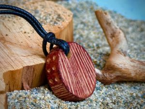 Collier pendentif bois rond tribal