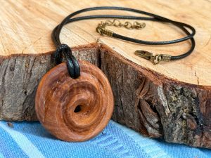 Collier pendentif bois tourbillon