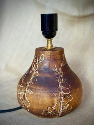 Lampe pied en bois tourné gravé fleurs