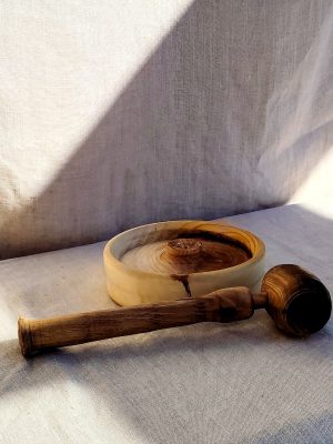 Casse noix et marteau en bois tourné en pin