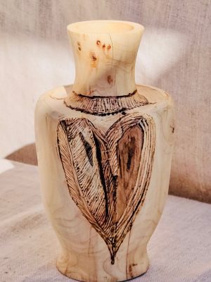 Vase en bois tourné en pin cœur serigraphié